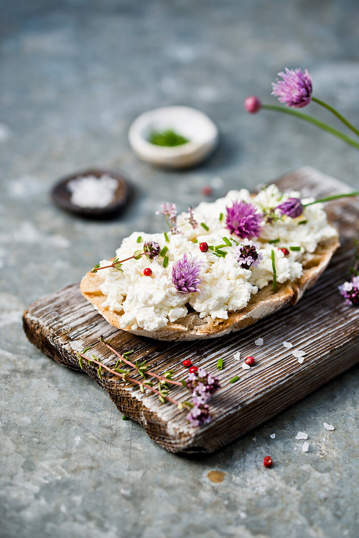 Bread with cottage cheese and herbs