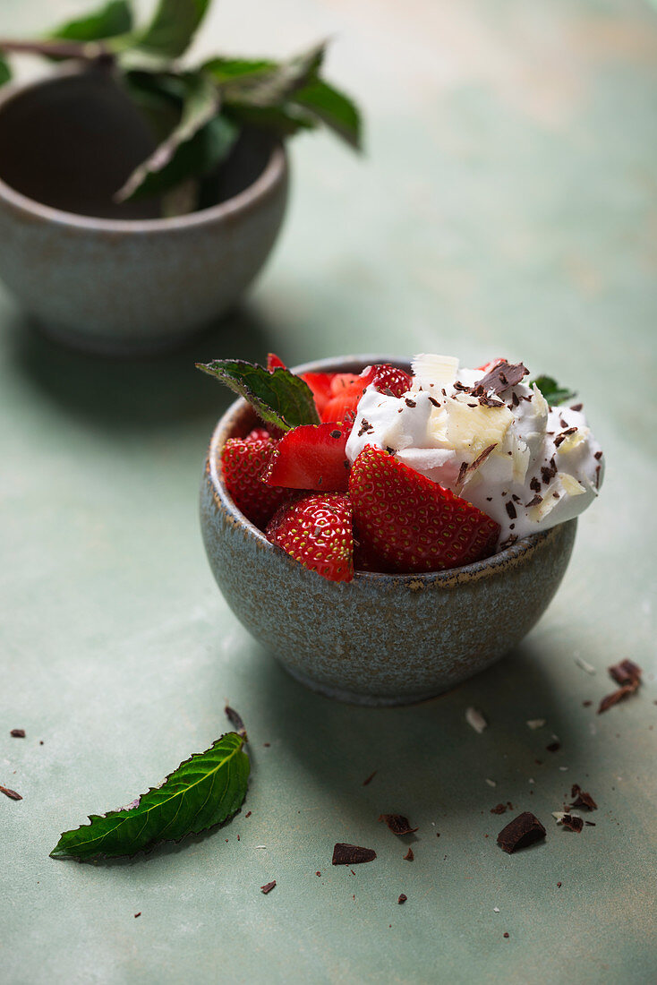 Erdbeeren mit Sojasahne, weißer und dunkler Reismilchschokolade
