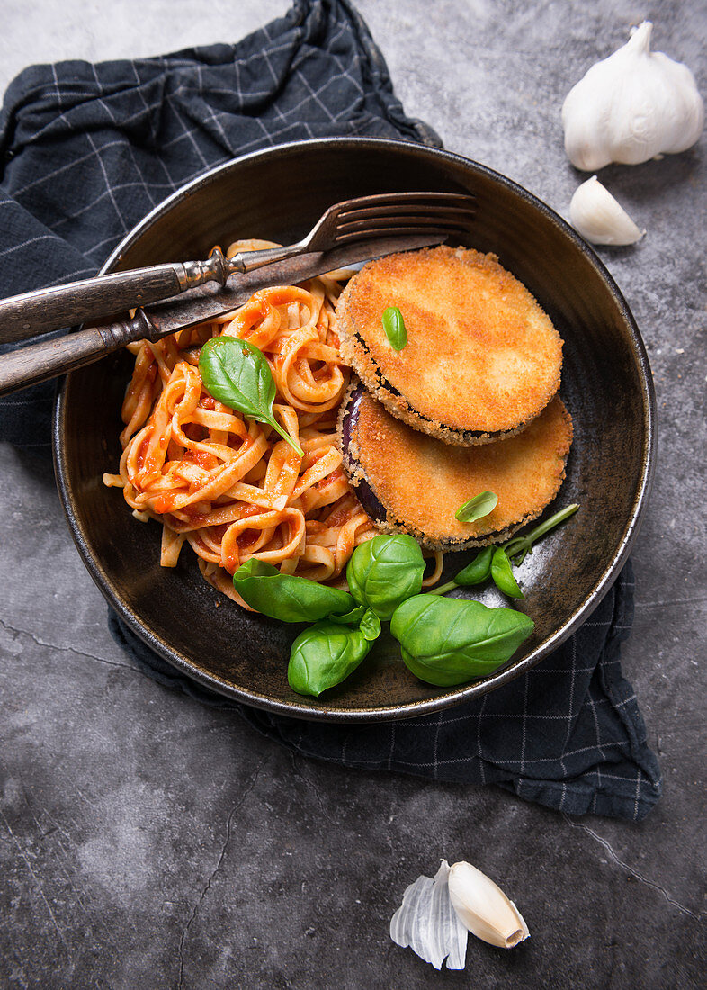 Auberginen-Schnitzel mit Bandnudeln in Tomatensauce