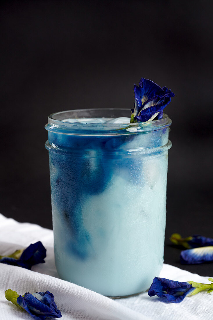 Butterfly Pea Milchtee im Glas