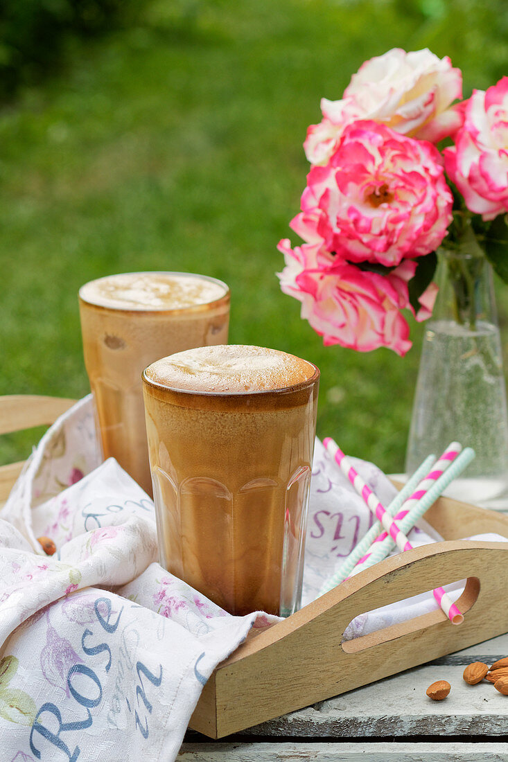 Kaffeefrappee auf Gartentisch