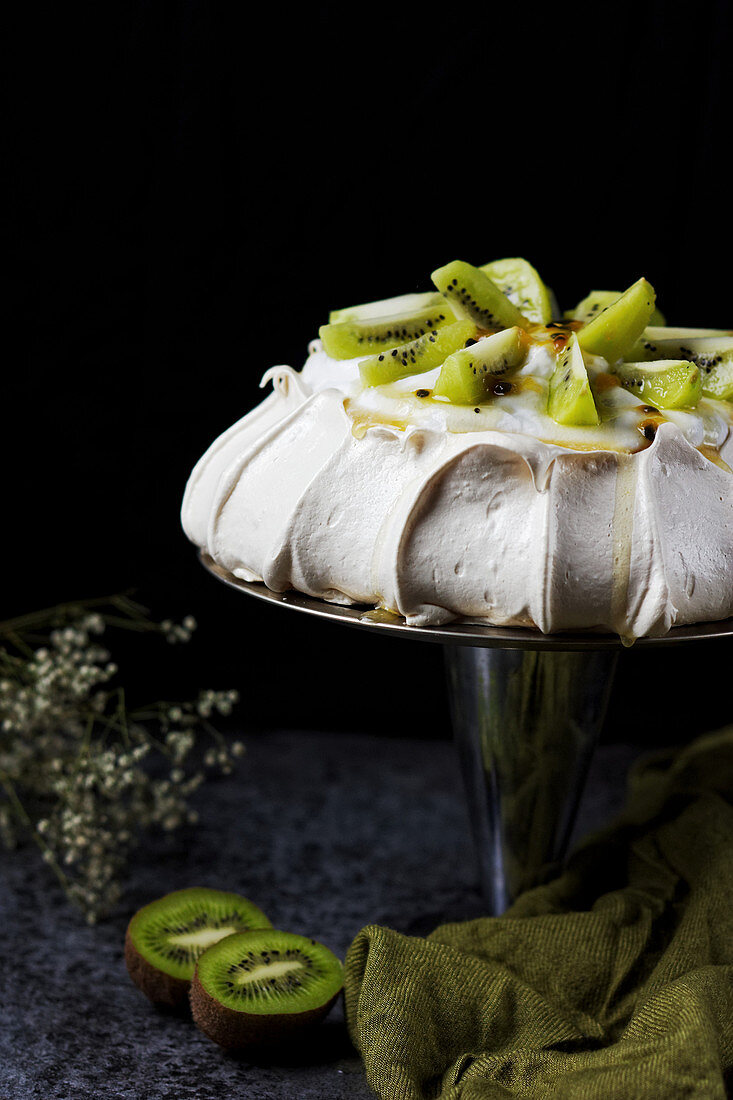 Pavlova mit Kokoscreme, Kiwi und Passionsfruchtsauce