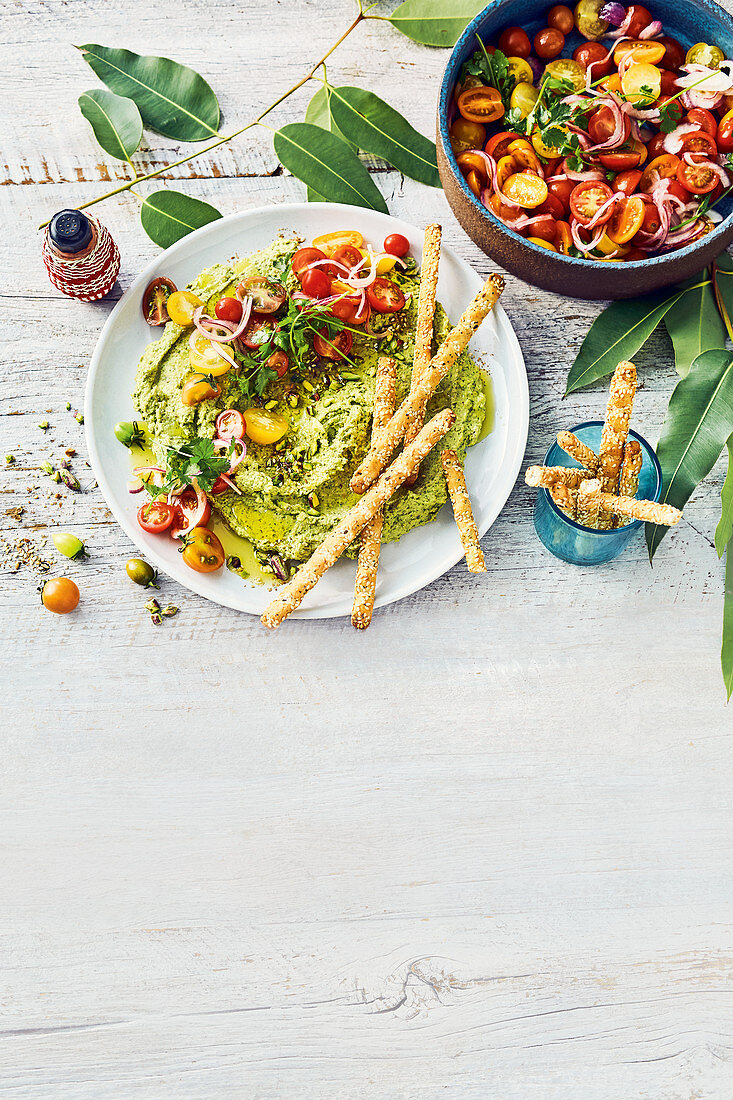 Pistazien-Bohnen-Dip mit Tomatensalat