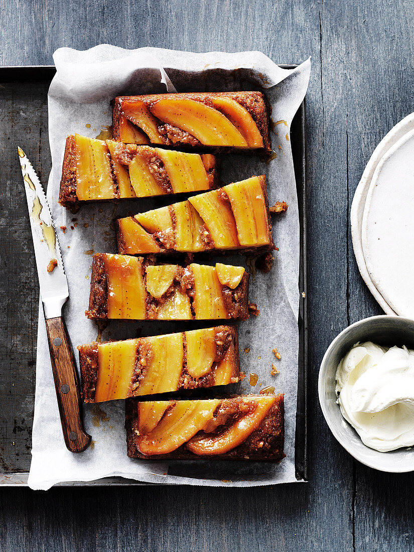 Bananen Upside-Down Kuchen mit Zimt in Stücken