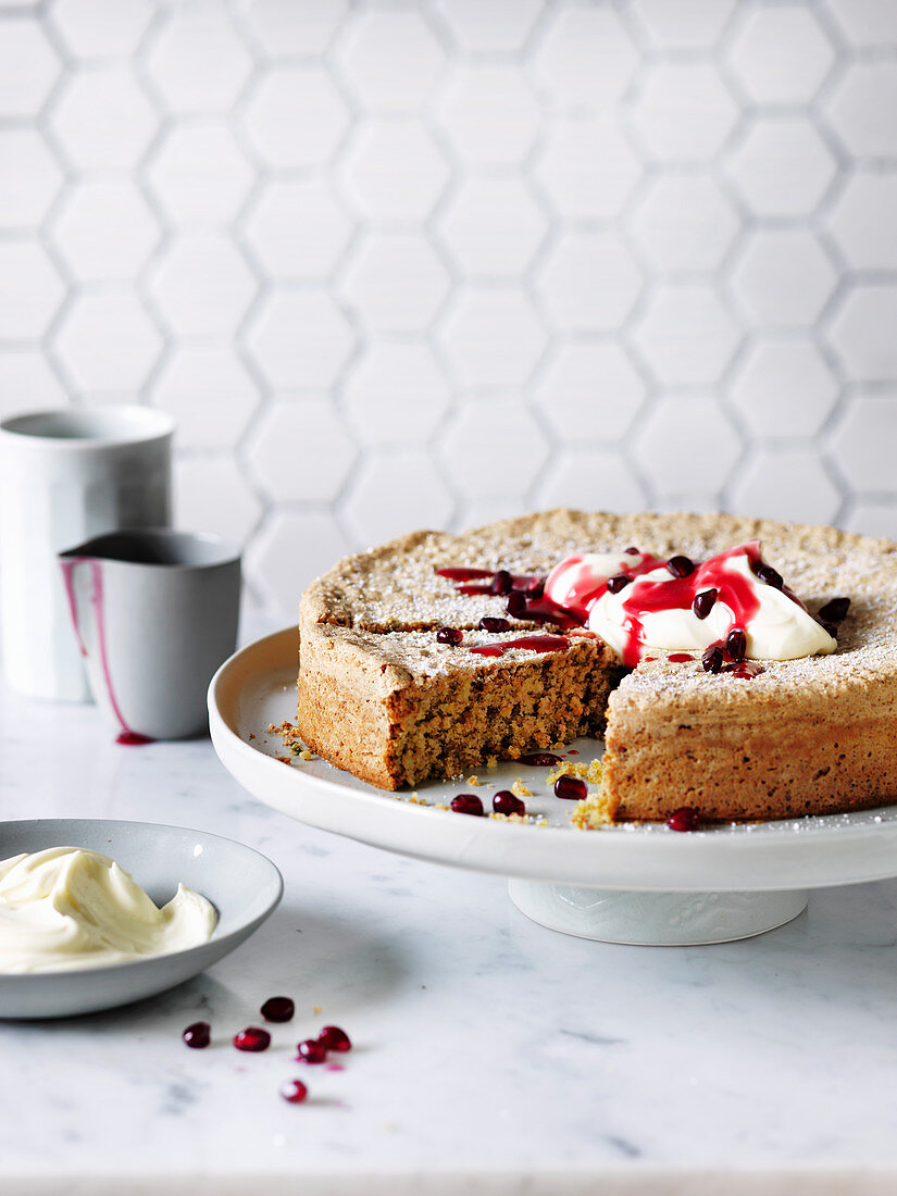 Mandel-Pistazien-Kuchen mit Granatapfelsauce und Sahne