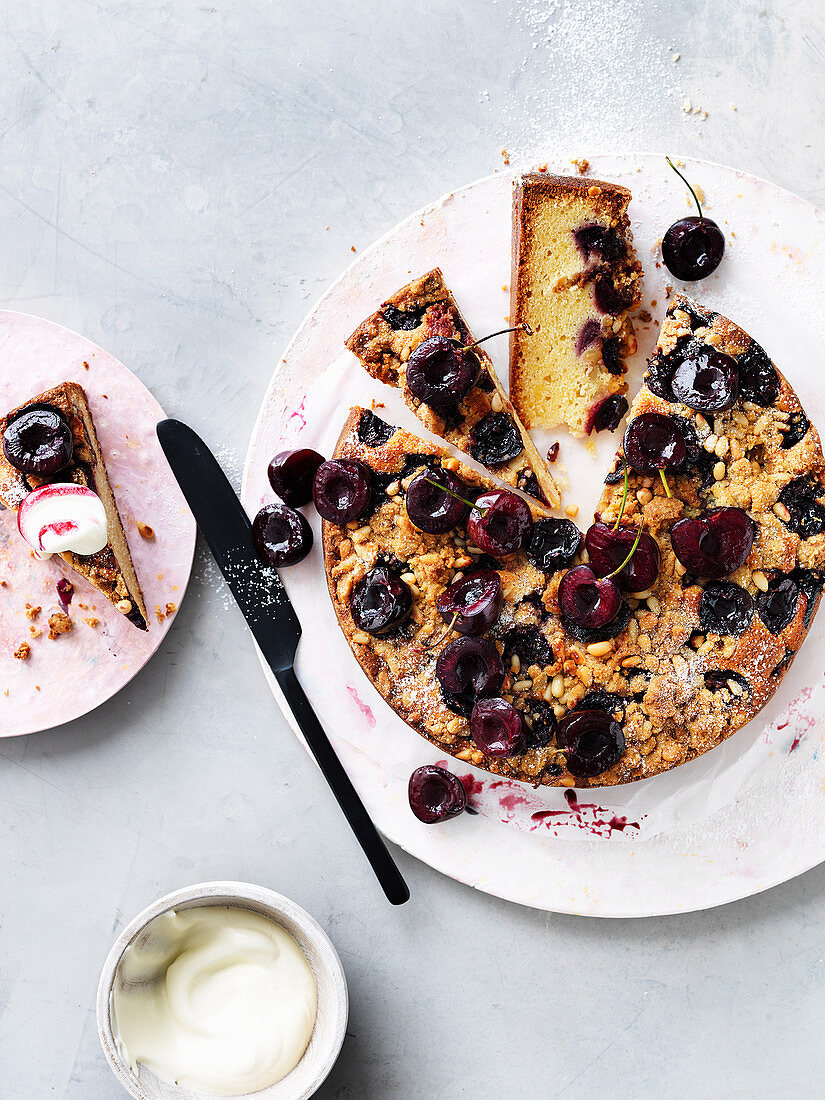 Streuselkuchen mit Schwarzkirschen und Pinienkernen