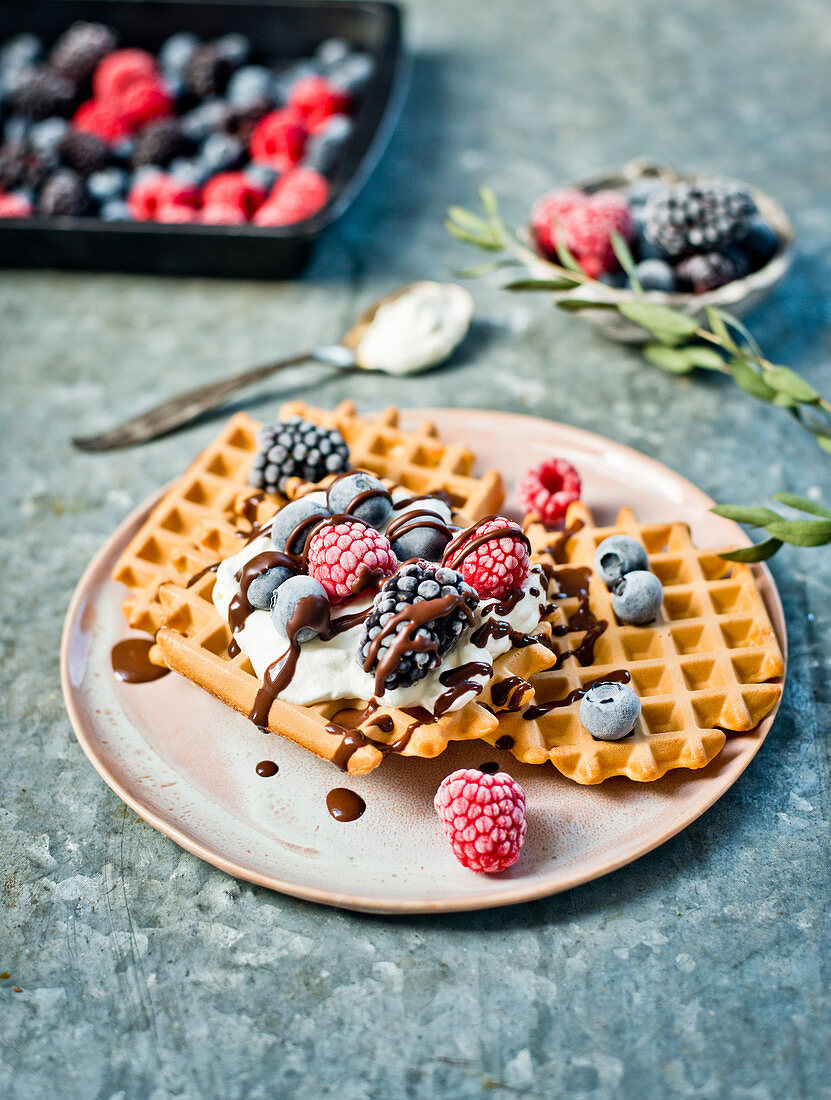 Waffeln mit Sahne und frischen Beeren