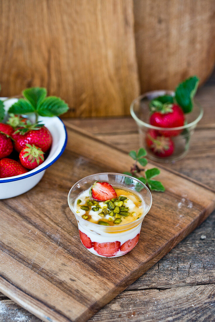 Joghurt mit Erdbeeren, Pistazien und Ahornsirup