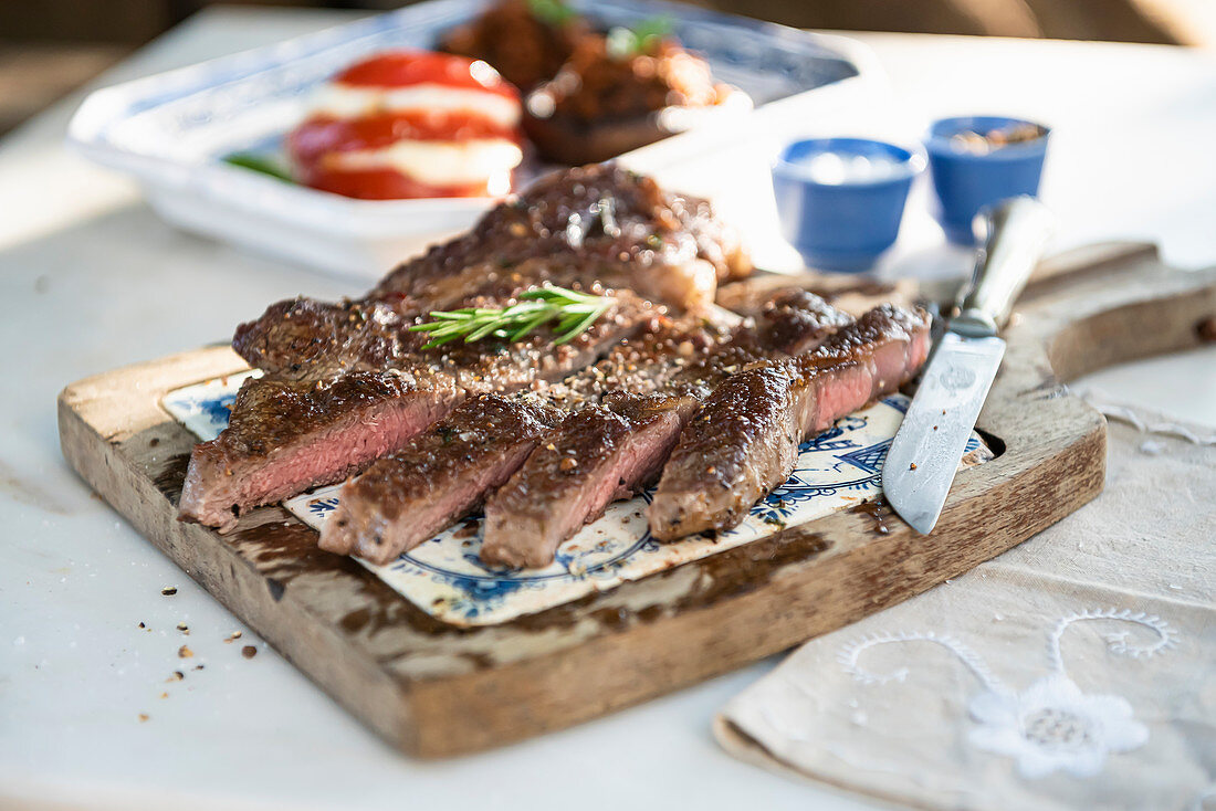 Gegrilltes Rindersteak, in Scheiben geschnitten