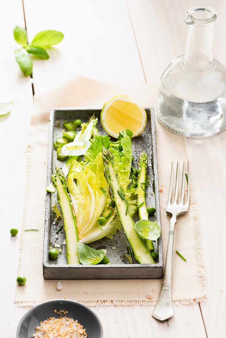 Blattsalat mit Spargel, Erbsen und Zitrone