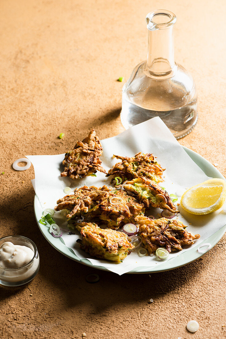 Zucchinipuffer mit Kräutermayonnaise und Zitrone