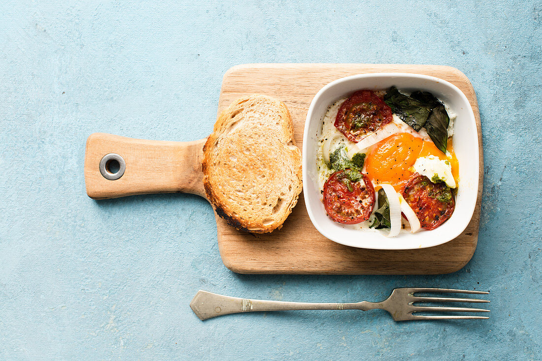 Egg with tomato, basil and toasted bread