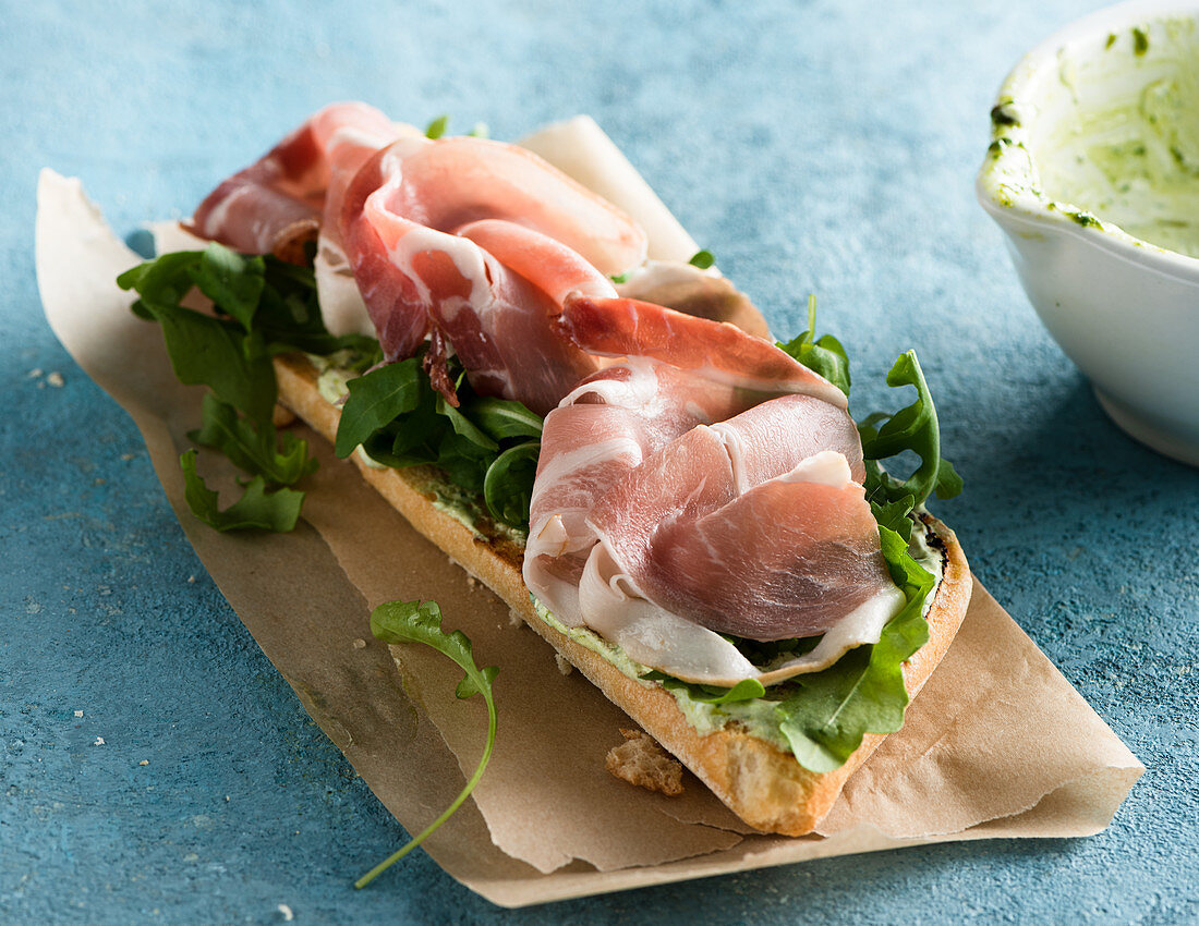 Ham sandwich with rucola