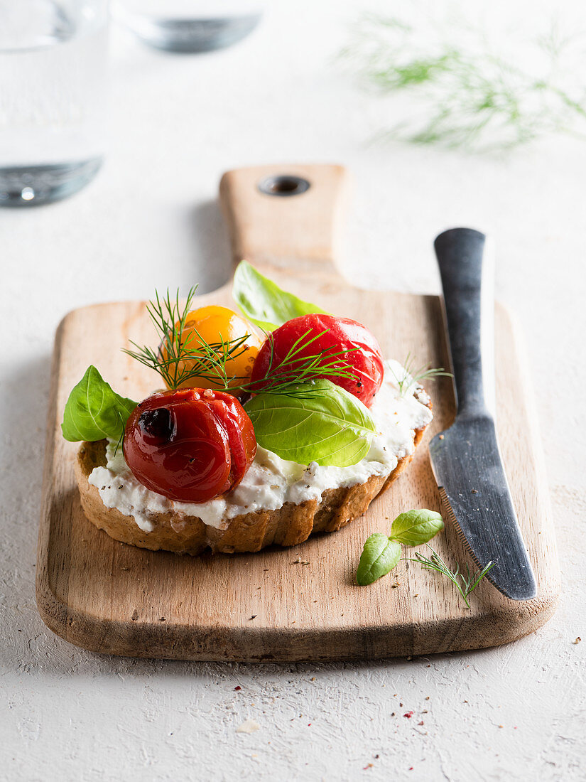 Brot mit Ricotta, Tomate und Basilikum