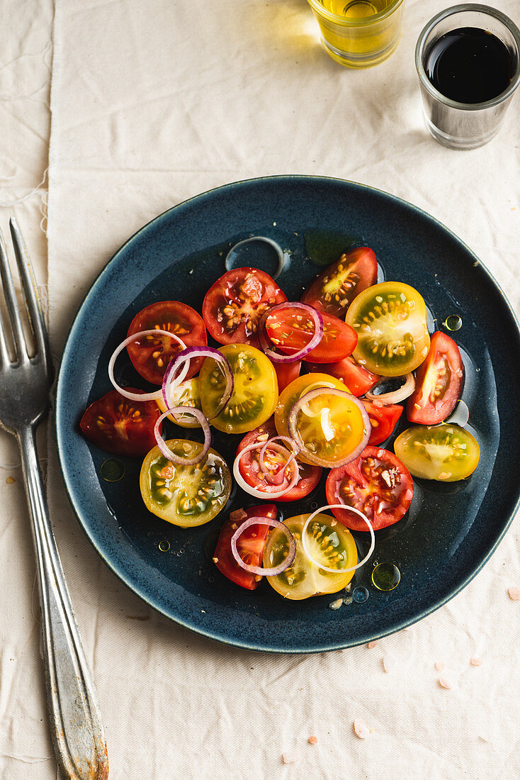 Gelber und roter Tomatensalat mit Öl und Essig