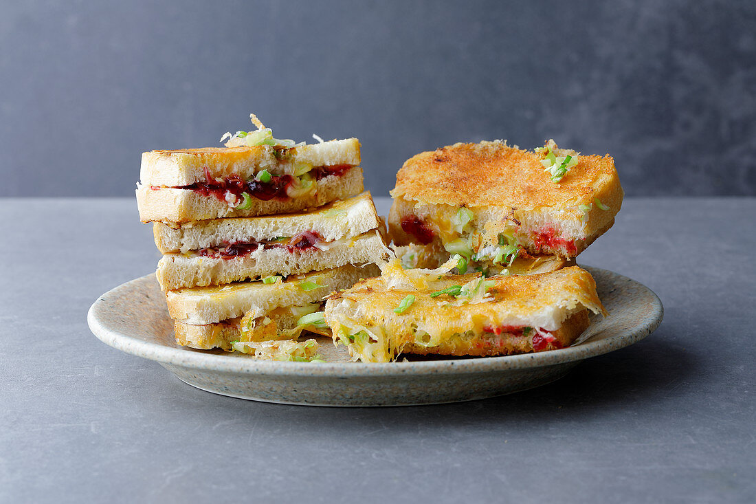 Crispy cheese toasties with lingon berries