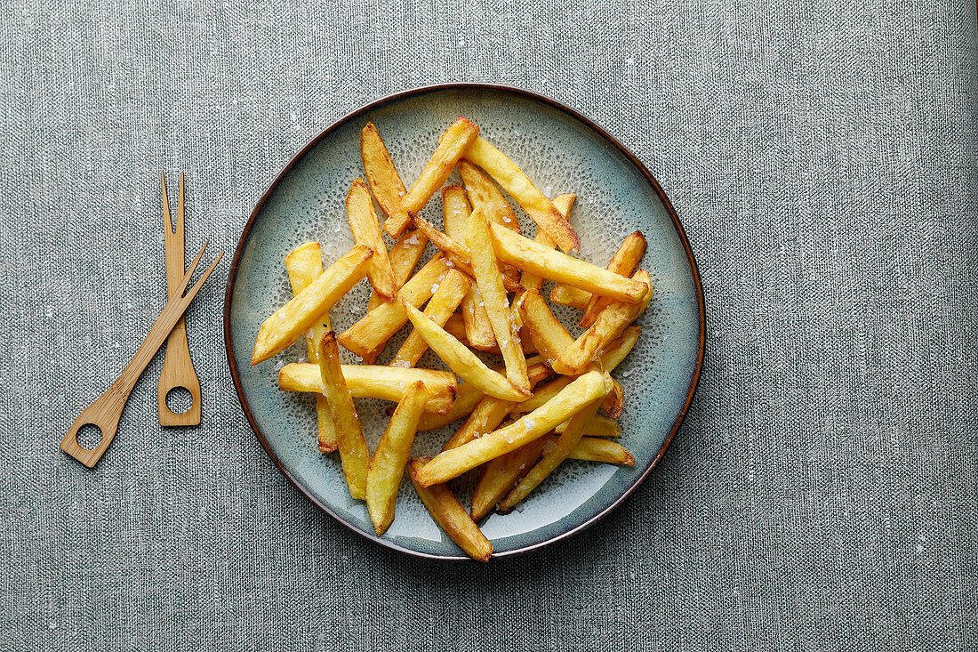 Pommes Frites mit Salz auf Teller