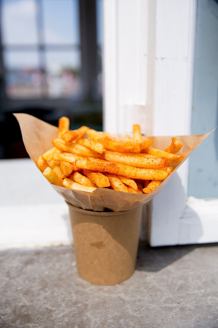 Pommes frites in Papiertüte