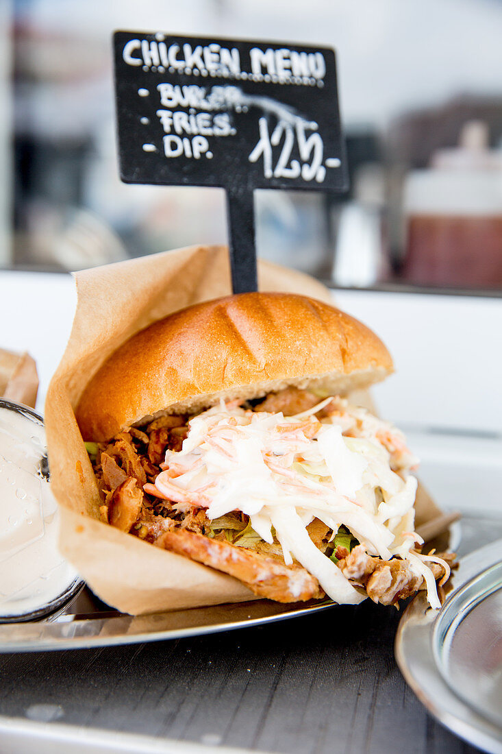 Pulled Chicken Burger mit Coleslaw