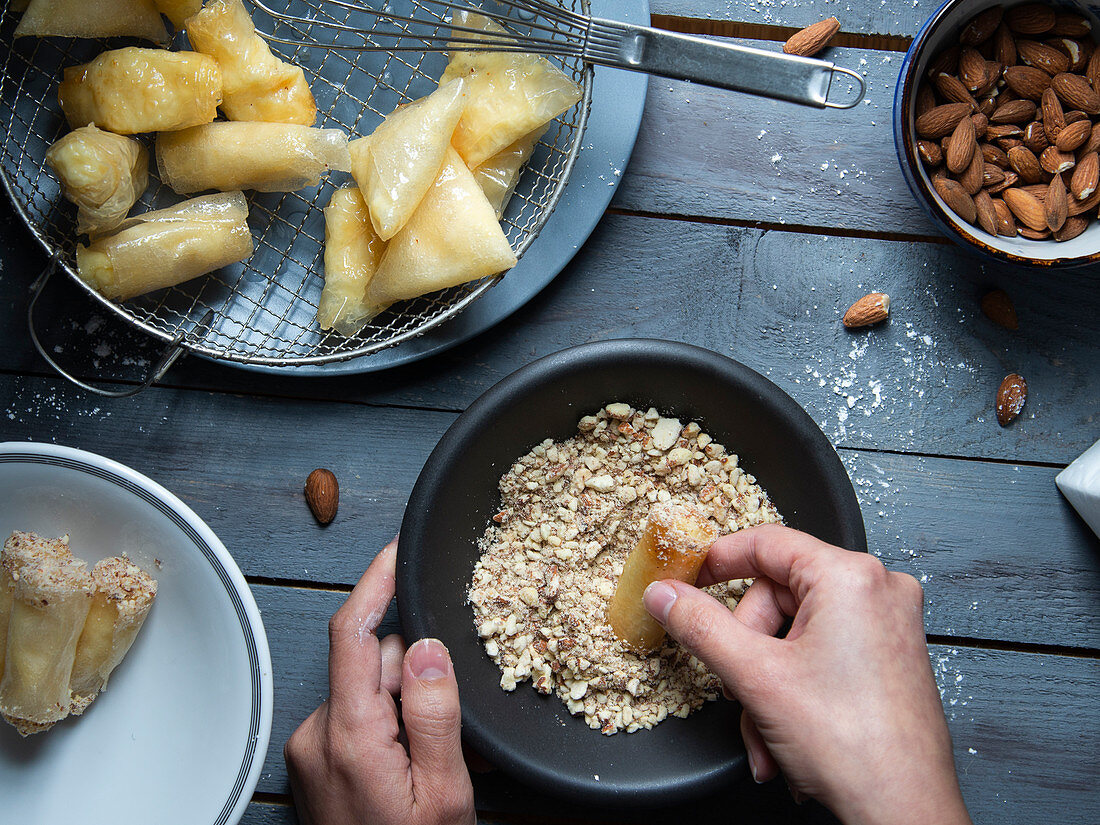 Süsse Samosas und Röllchen mit Cremefüllung, Honigglasur und Mandeln (Tunesien)