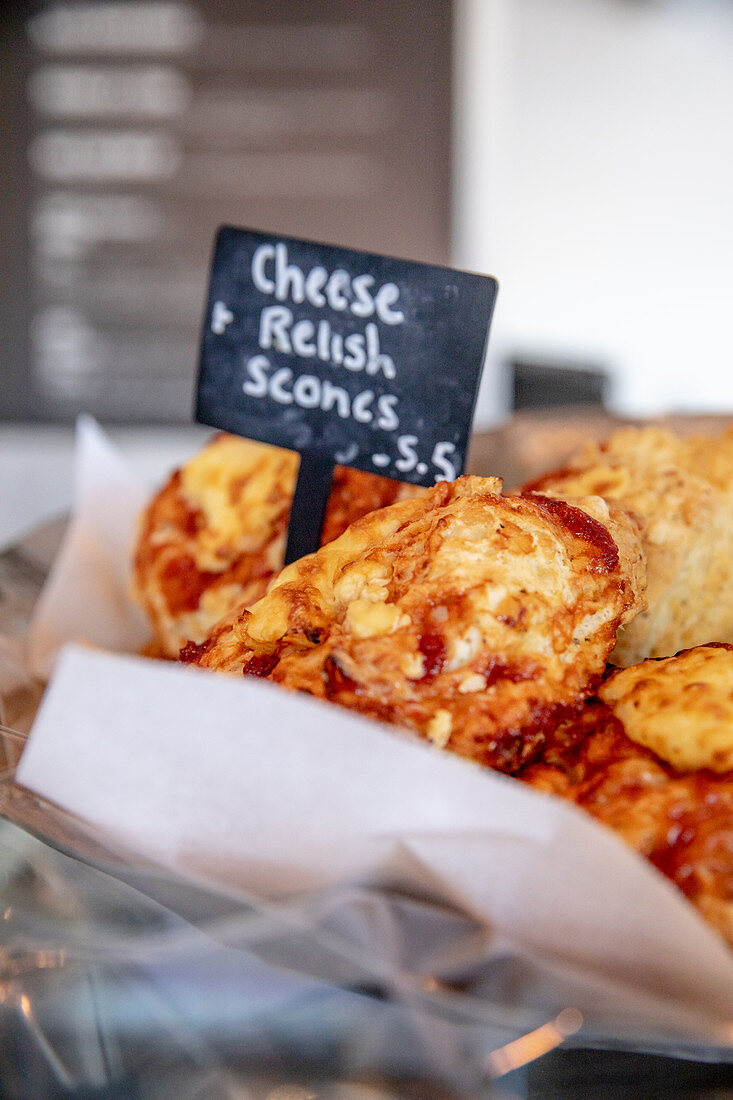 Käse-Relish-Scones auf Verkaufstheke eines Restaurants