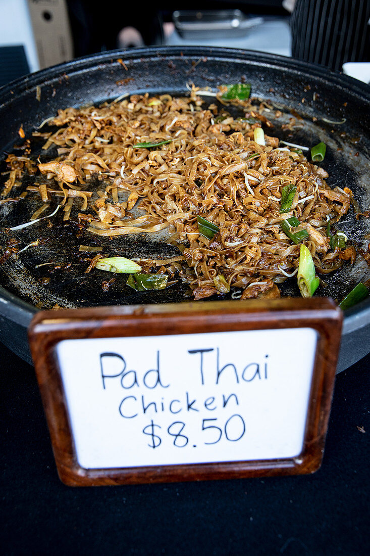 Pad Thai (thailändisches Nudelgericht) an Verkaufsstand