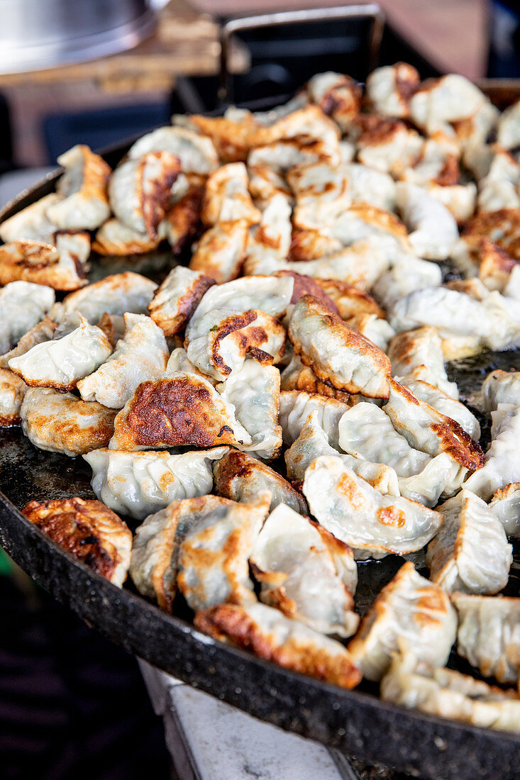 Dim Sum in Pfanne eines Verkaufsstandes