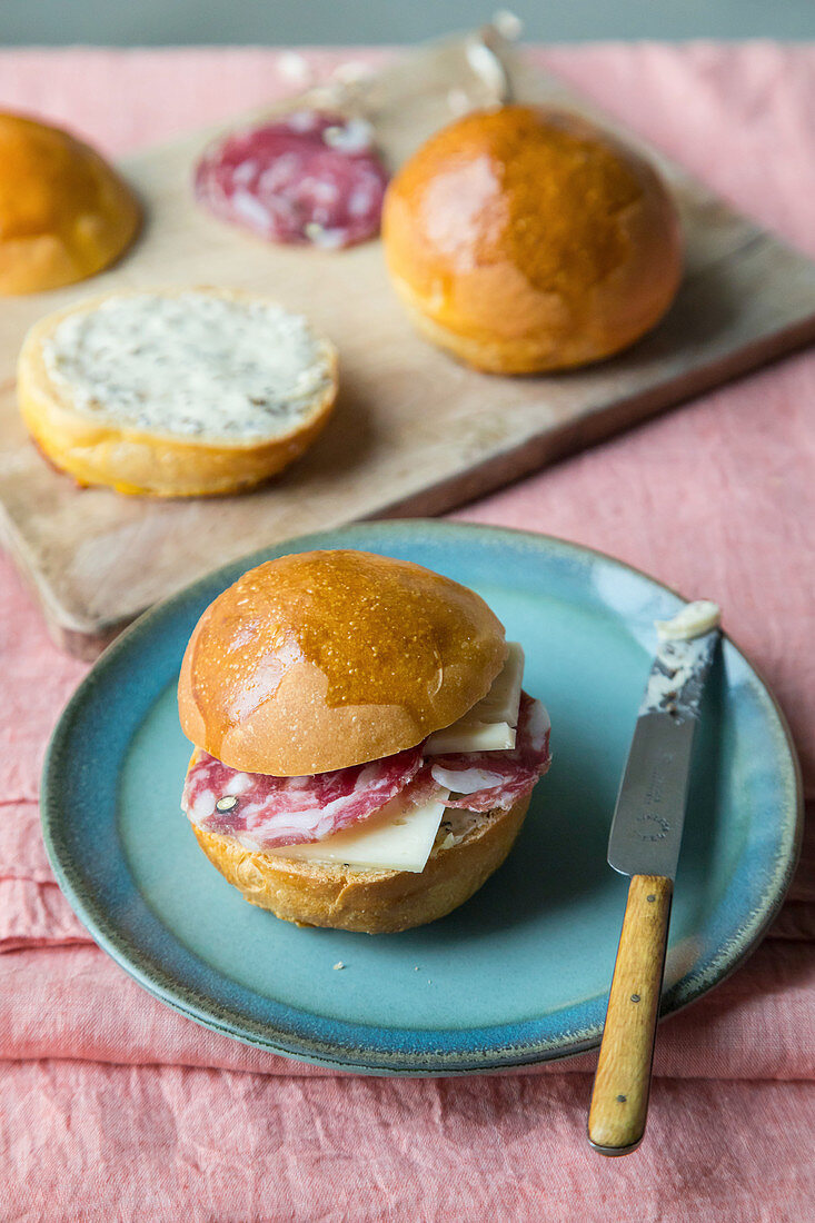 Milchbrötchen mit lombardischer Salami, Trüffel und Montebore (Italien)