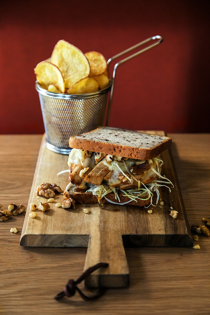 Sandwich mit Gorgonzola dolce, Hähnchenbrust, Walnüssen und Weißkohlsalat