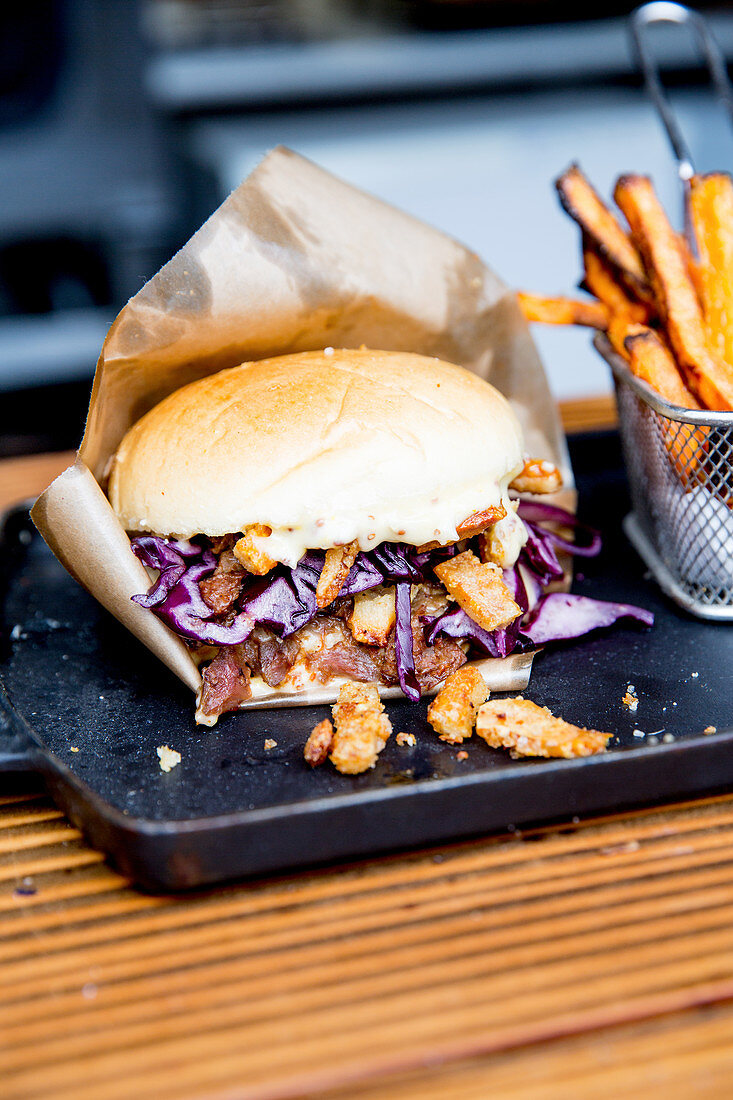 Burger mit Rotkohl und Pommes