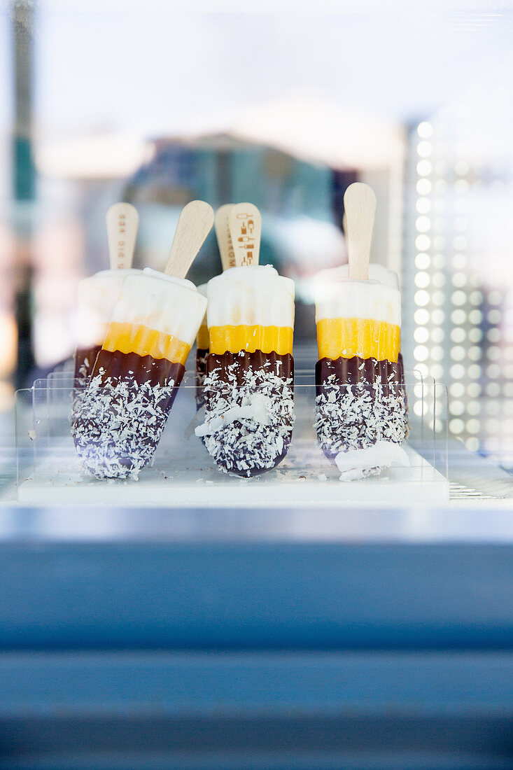 Popsicles with grated coconut