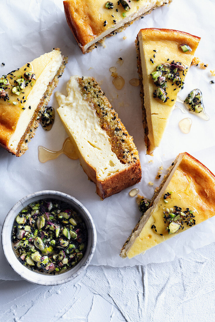 Käsekuchen mit Trockenfrüchten und Sesamboden