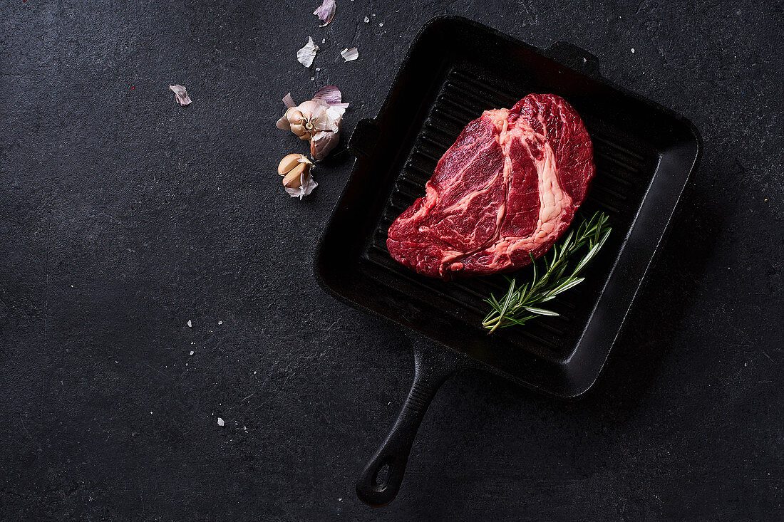 Rohes Chuck Steak vom Black Angus Rind in Grillpfanne
