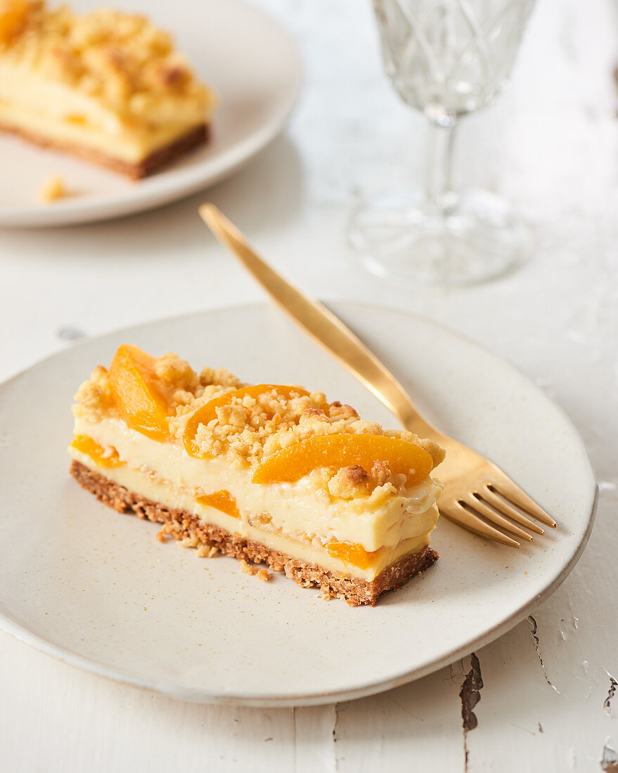 Crumble cake with apricots
