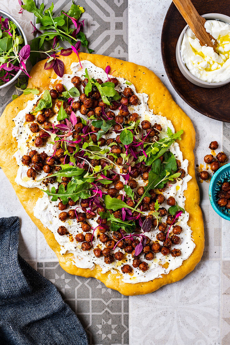 Fladenbrot mit Labneh, gerösteten Paprika-Kichererbsen und Kräutern