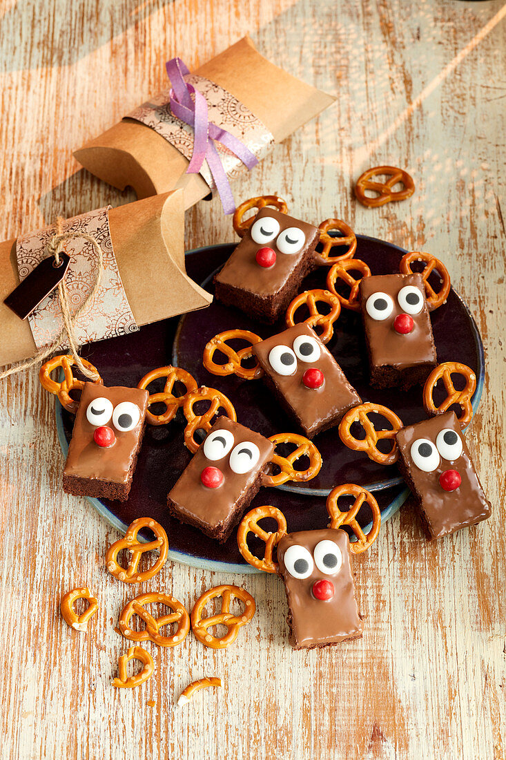 Weihnachtliches Schokoladengebäck mit Rentiermotiv zum Verschenken
