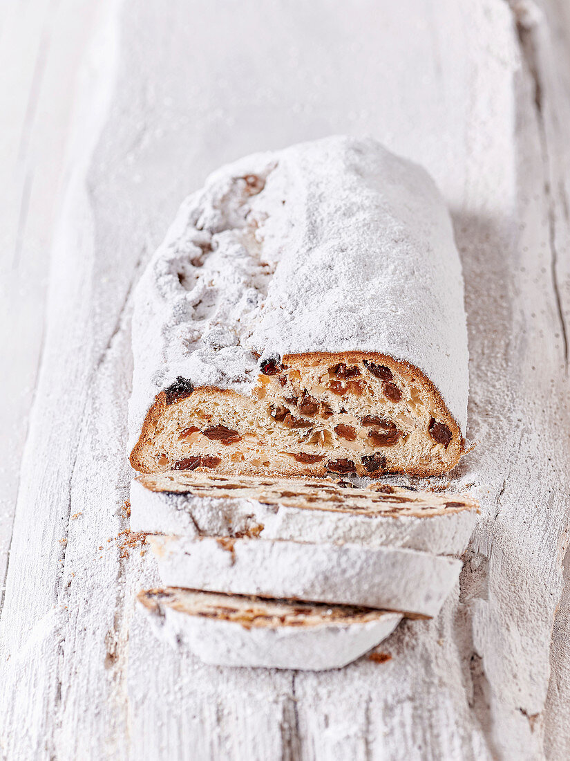 Weihnachtsstollen mit Rosinen, Orangeat und Zitronat