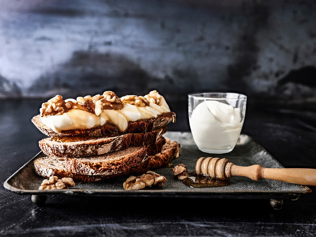 Bread slices with yogurt, walnuts and honey