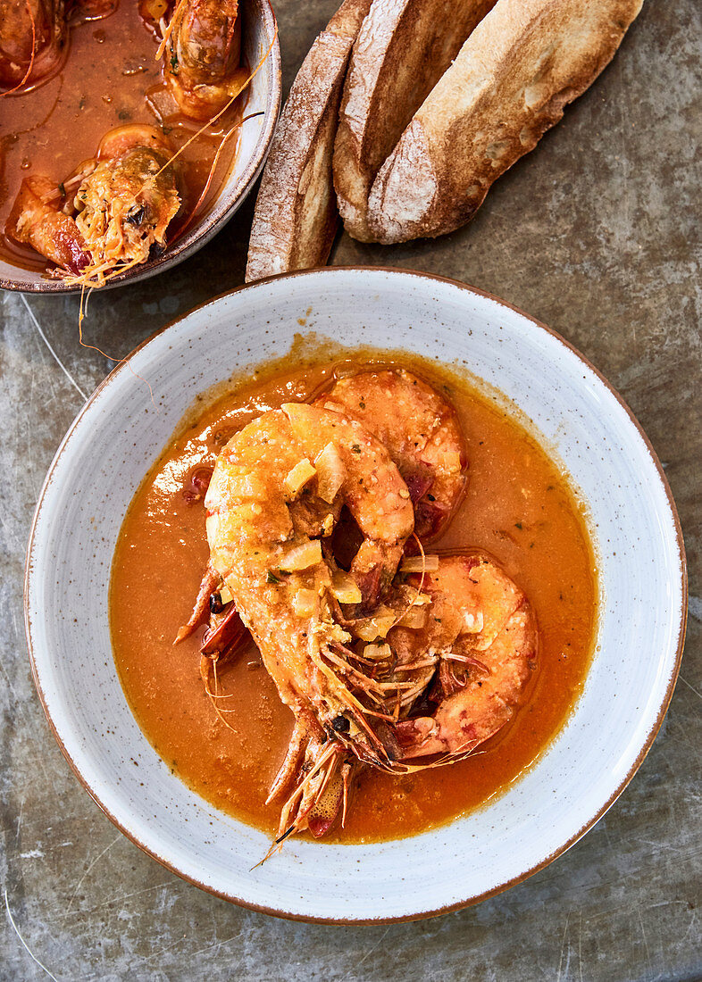 Scampi Buzara mit Röstbrot auf Metalluntergrund (Kroatien)