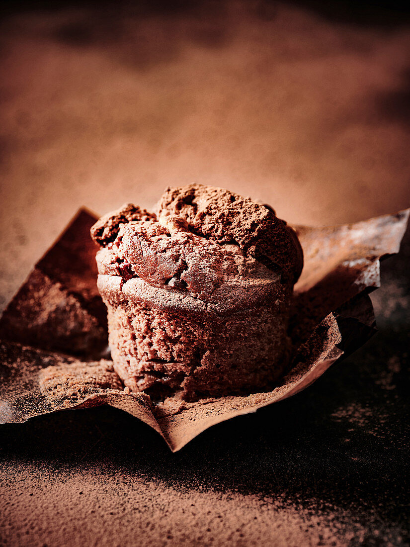 Schokoladen-Nuss-Muffin auf Backpapier