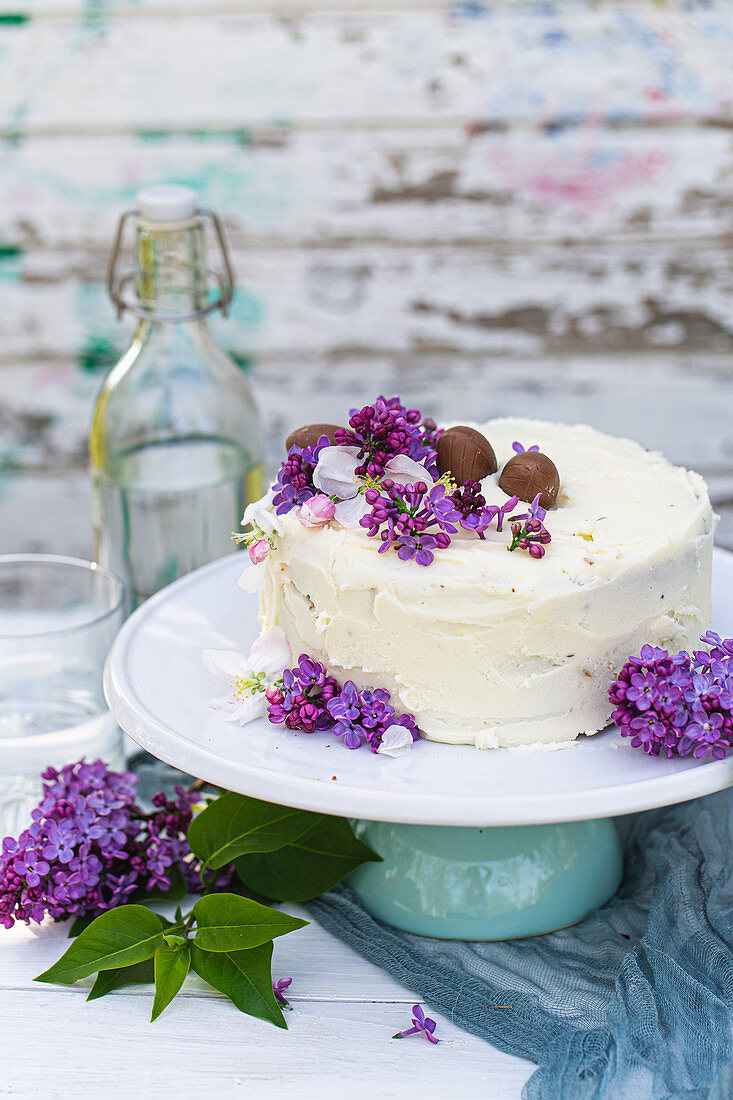 Ricotta frosted cake with lilacs