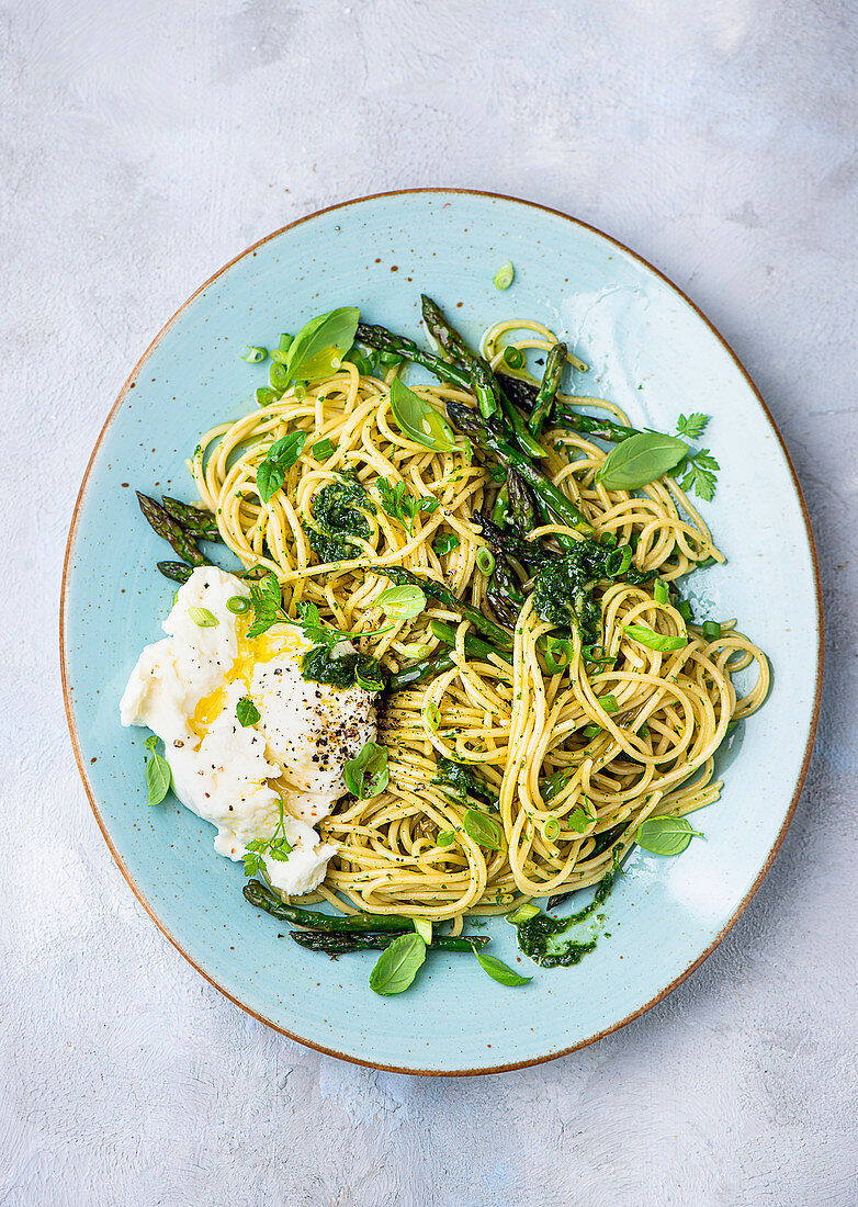 Spaghettini with pesto and green asparagus