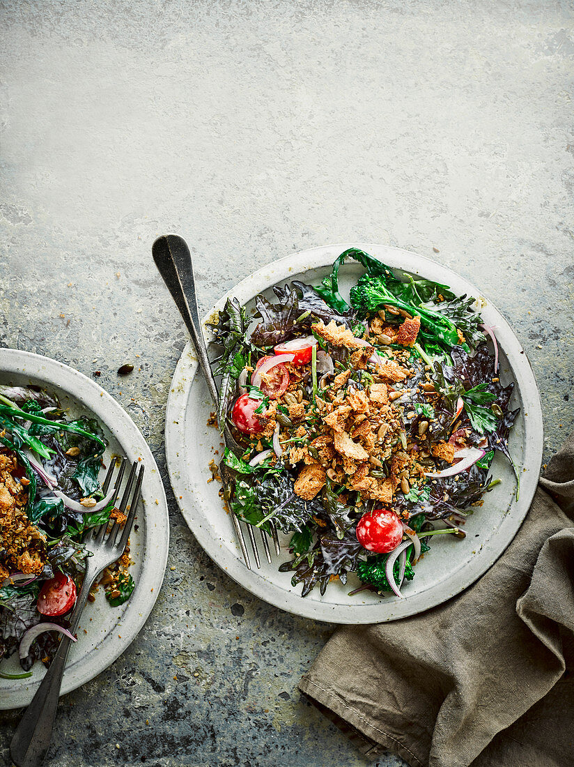 Gemüsesalat mit knusprigen Kernen und Tahini-Dressing