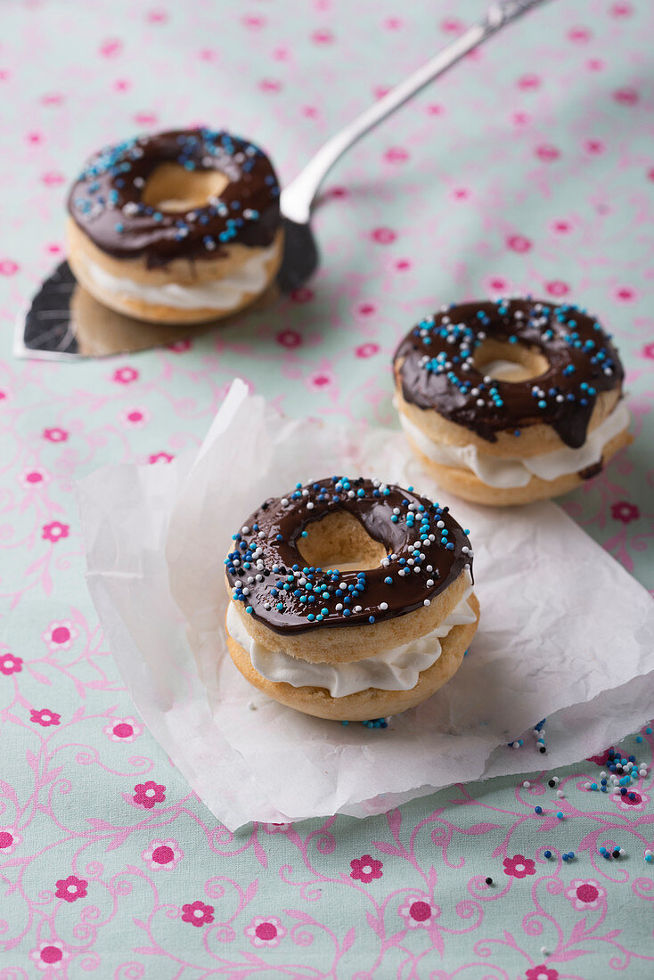 Vegane Donuts mit Zartbitterglasur, gefüllt mit Vanille-Sojaschlagcreme