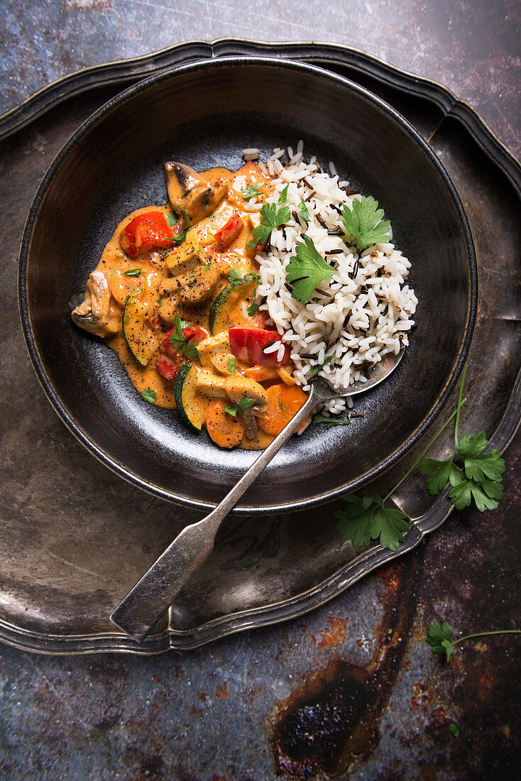 Kokos-Tomaten-Curry mit Gemüse und Tofu, dazu Reis-Wildreis-Mischung