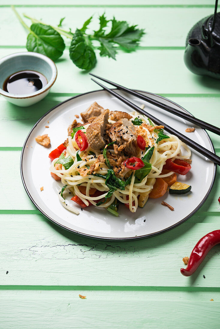 Asiatische Nudeln mit Gemüse, Mizuna-und Misome-Salat und Mock Duck (vegane Ente aus Weizenprotein)