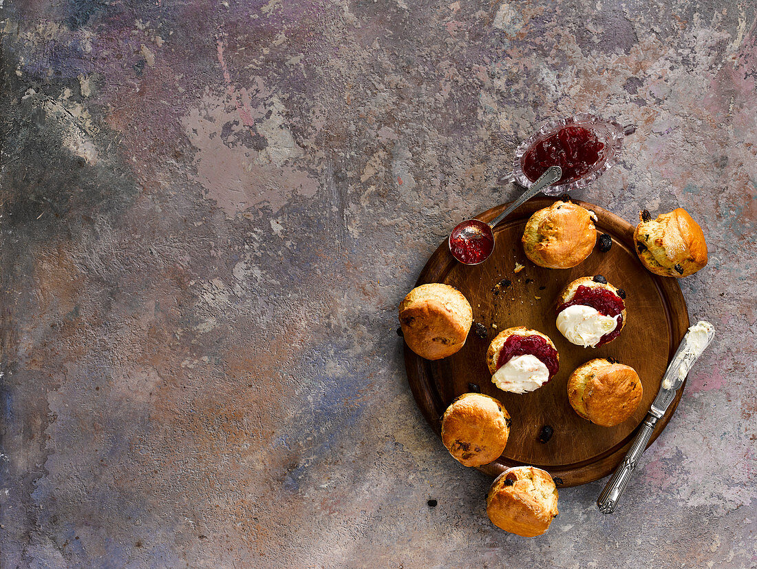 Scones mit Marmelade und Sahne