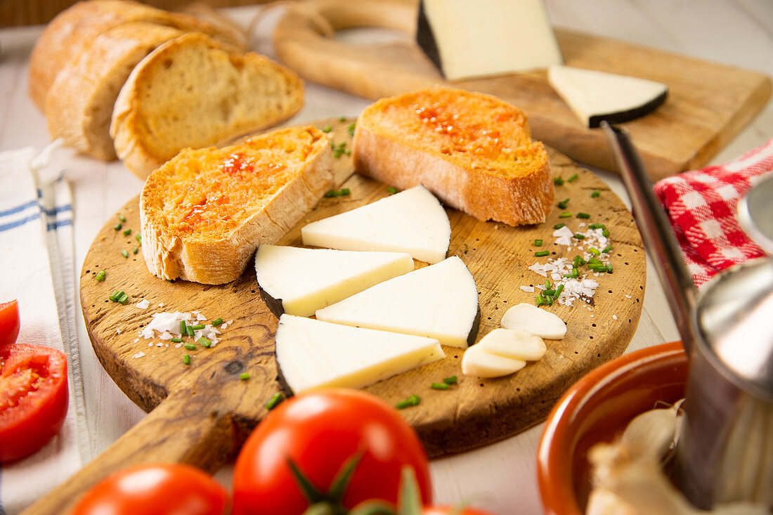 Manchego cheese, served with traditional 'Pà amb tomaquet'