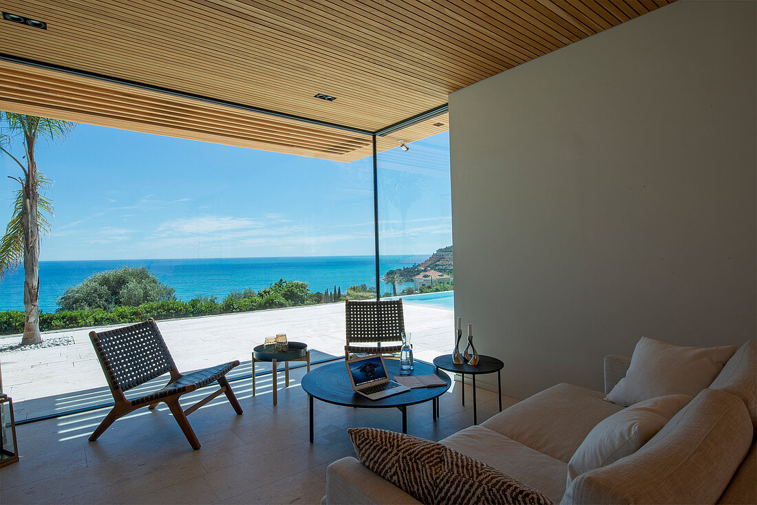 Wohnzimmer mit Erker im modernen Architektenhaus mit Meerblick