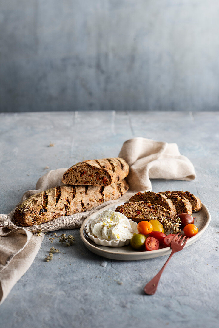 Tomaten-Oliven-Brot